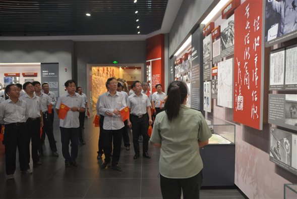 濮陽(yáng)市自來水公司到單拐革命舊址開展“不忘初心 牢記使命”主題教育實(shí)踐活動(dòng)2